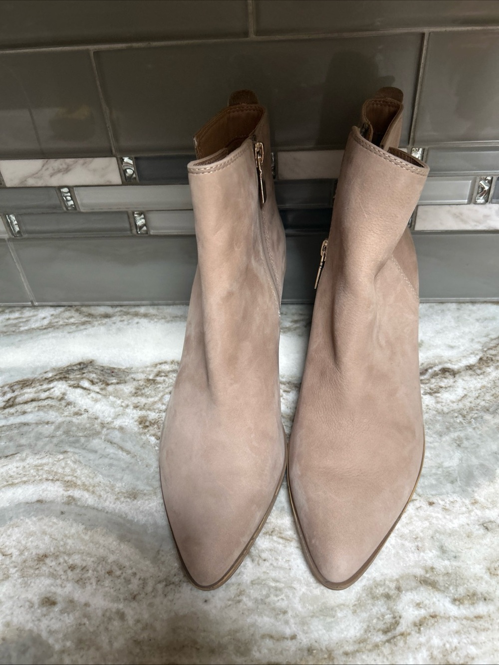 Blondo Pointy Toe Women Sz 9 Beige Nubuck Leather Ankle Side Zip Waterproof